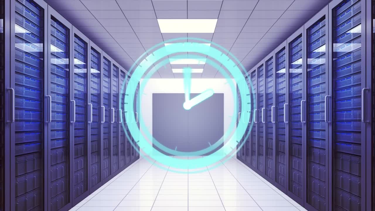animación del reloj moviéndose rápidamente sobre los servidores de la computadora en la sala de tecnología