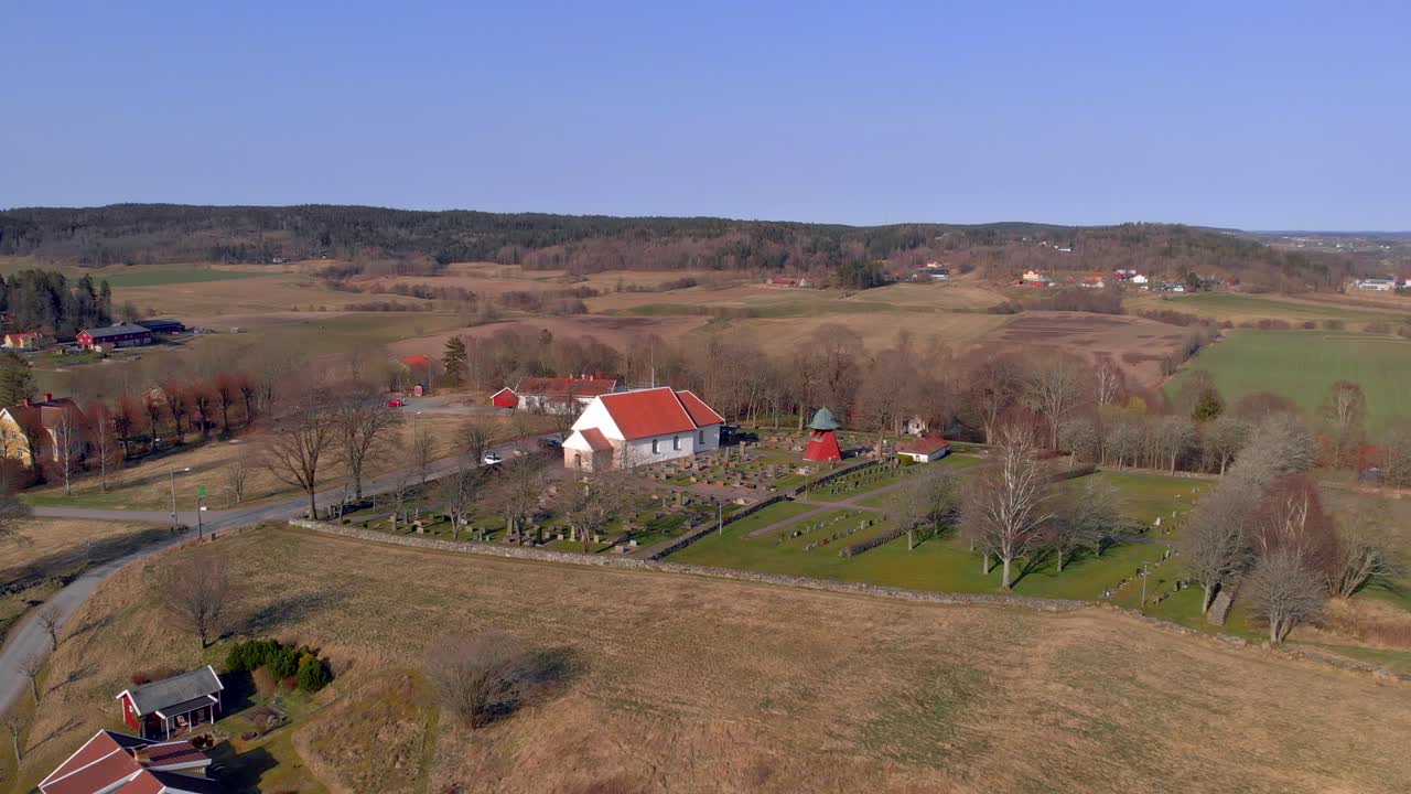 antena - iglesia y cementerio en el campo, bergum, suecia, plano general hacia atrás