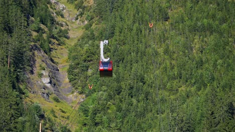 Gondel-Absteigend-Von-Mannlichen-Nach-Wengen-Schweiz