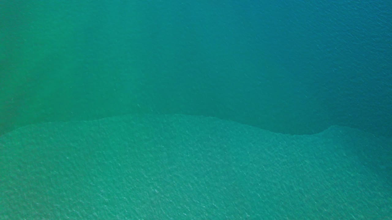 드론이 아름다운 바다에서 움직이는 4k 공중 뷰, 바다, 개방된 바다에서 비행, 역동적인 공중 촬영.