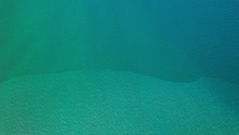 vista aérea de 4k de un dron moviéndose en un hermoso mar. vuelo sobre el océano, mar abierto. disparo aéreo dinámico.