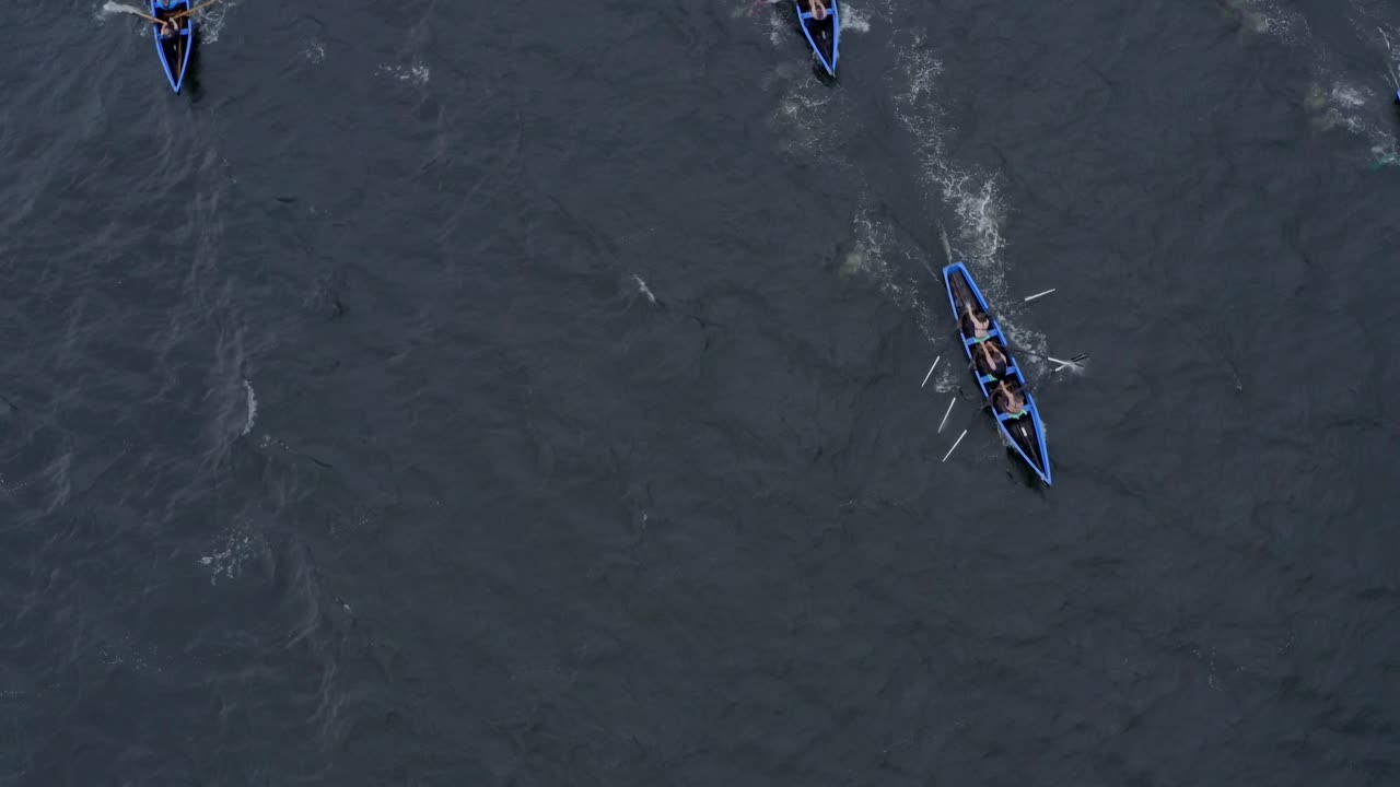 개방된 바다를 가로지르는 커라크 보트의 위에서 아래로의 공중 전망