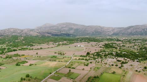 Vista-Aérea-De-Paralaje-Sobre-Campos-Agrícolas-En-Lastihi-En-Creta