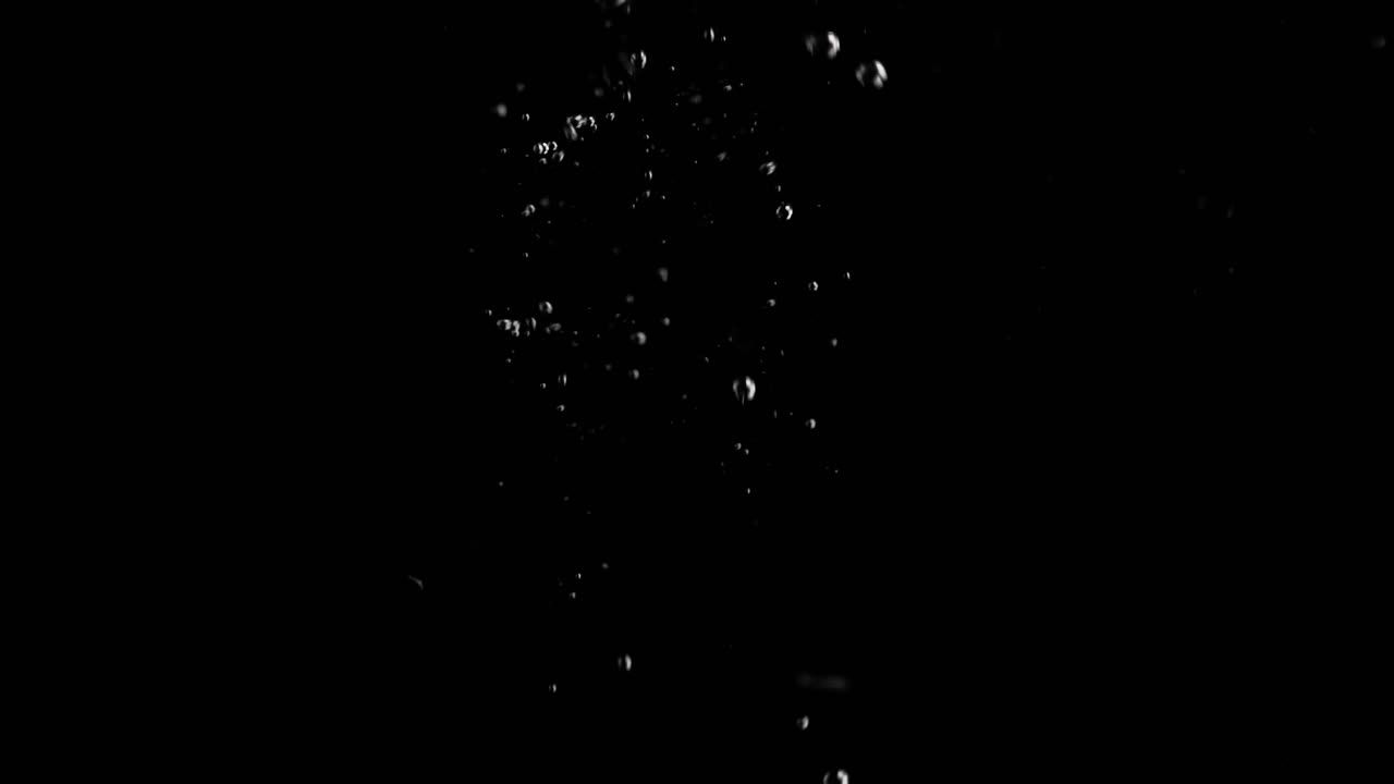 rodaja de limón cayendo al agua en cámara superlenta, fondo negro, muchas burbujas de aire, 4k240fps