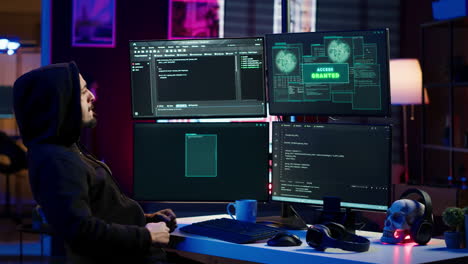 feliz después de hacer con éxito el sabotaje de computadoras usando ransomware