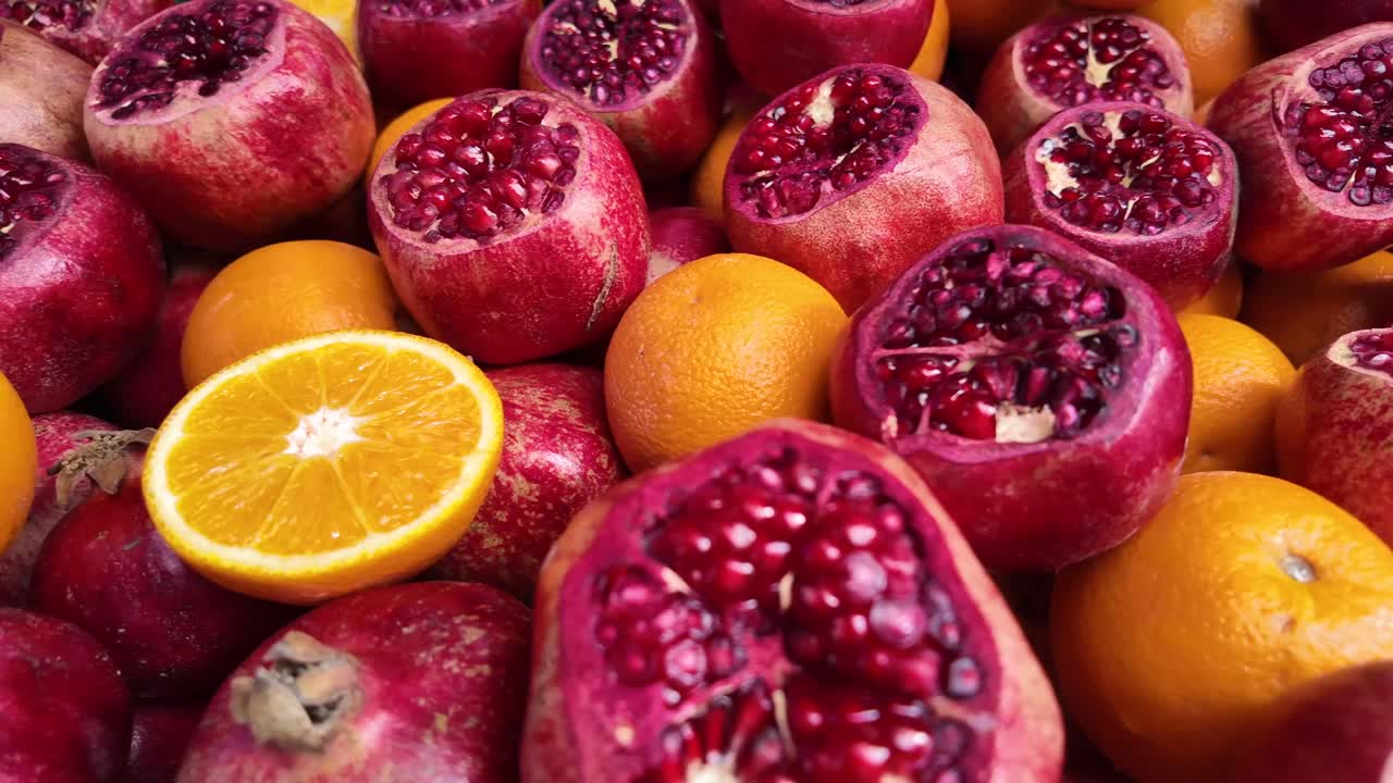 Friske granatæbler og appelsiner