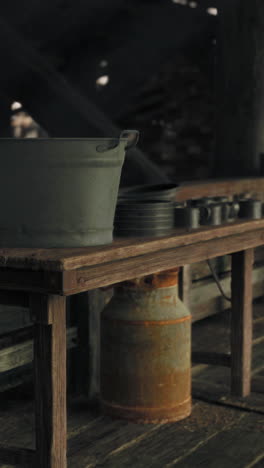 decoración de granja rústica con cubo de metal y lata de leche