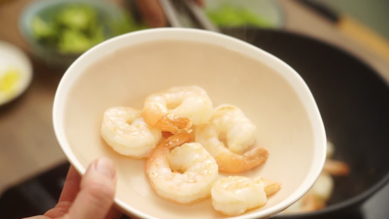 팬 에서 그 ⁇  에  ⁇ 긴 새우 를 넣고 있는 인식 할 수 없는 사람