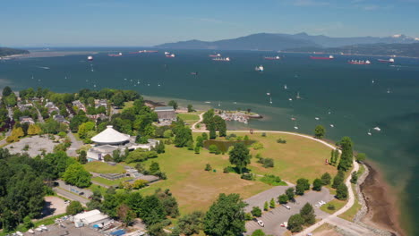 vista aérea del museo de vancouver en vanier park, vancouver, columbia británica, canadá - barcaza y barcos en english bay