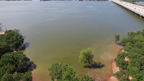 imágenes aéreas de las inundaciones del lago lewisville en highland village, texas.
