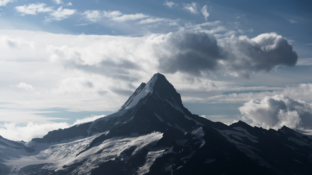 Cima alpina maestosa sotto cieli drammatici