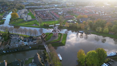 Vista-Aérea:-Ciudad-De-Dokkum-Con-El-Molino-De-Viento-En-El-Centro-De-La-Ciudad