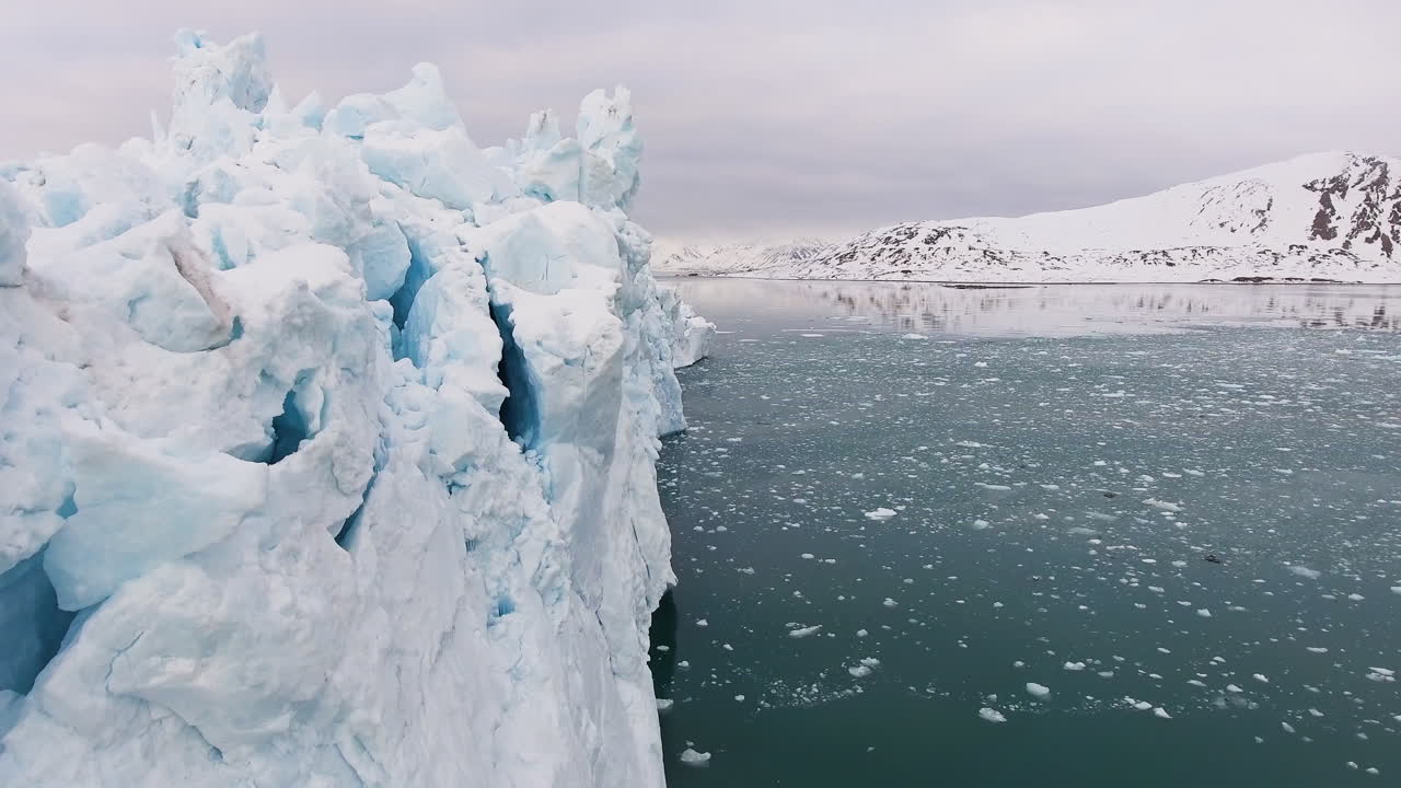 얼어붙은 산악 풍경에 있는 큰 빙하, 드론을 닫아라