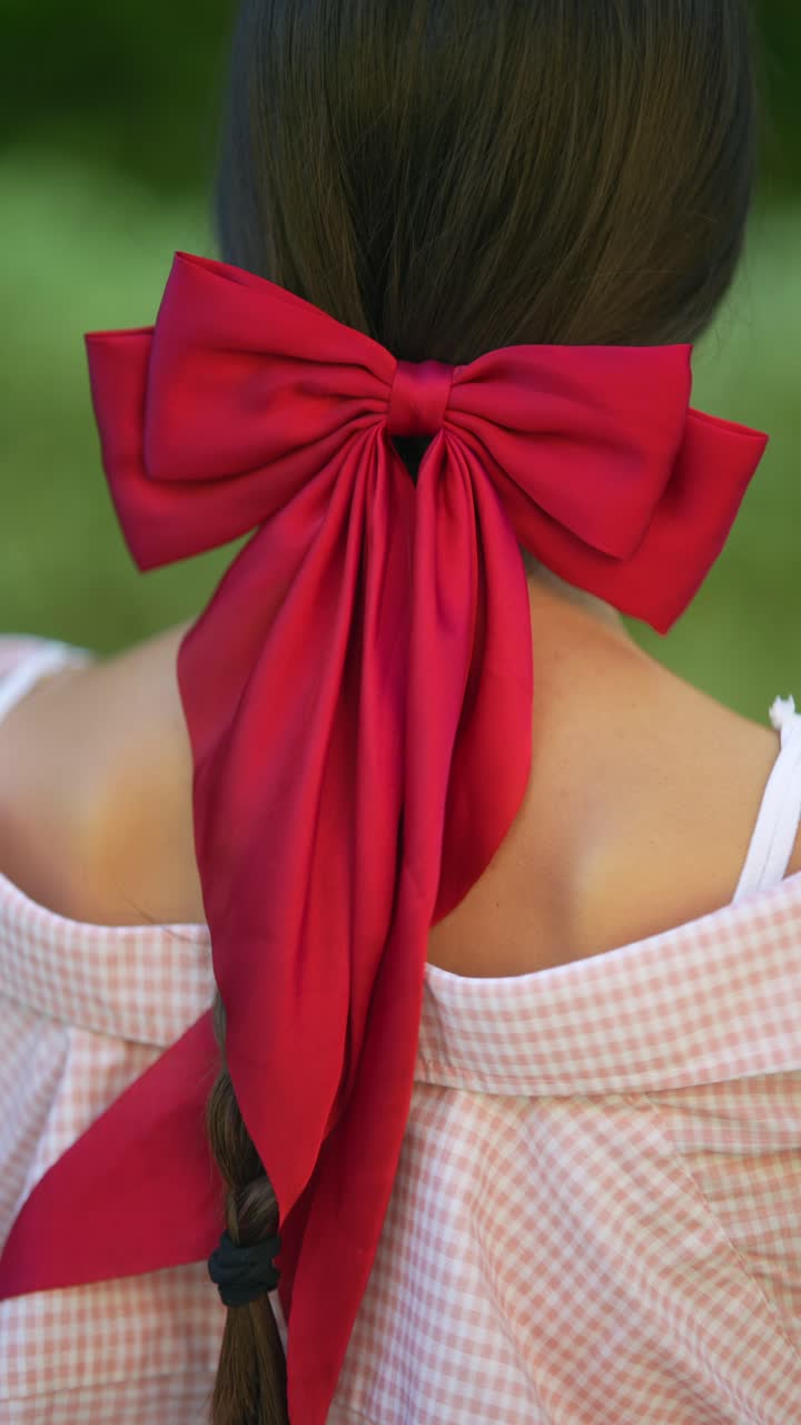 머리카락에 빨간 니를 입은 여자