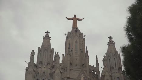 imágenes impresionantes del templo del sagrado corazón de jesús ubicado en la cima del monte tibidabo en barcelona