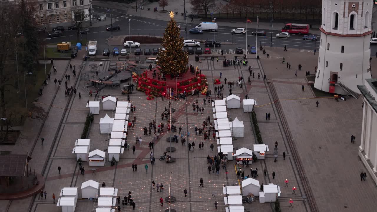 Vista aerea del mercatino di Natale di Vilnius in Lituania durante le festività