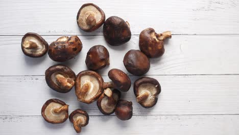 hongos de champignon crudos en la mesa