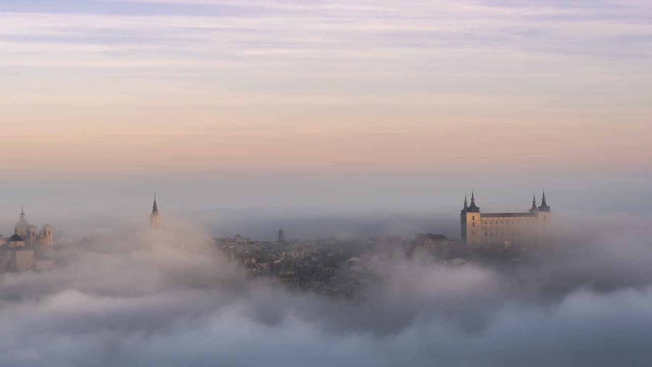 pintoresco paisaje de la ciudad medieval en la niebla al amanecer