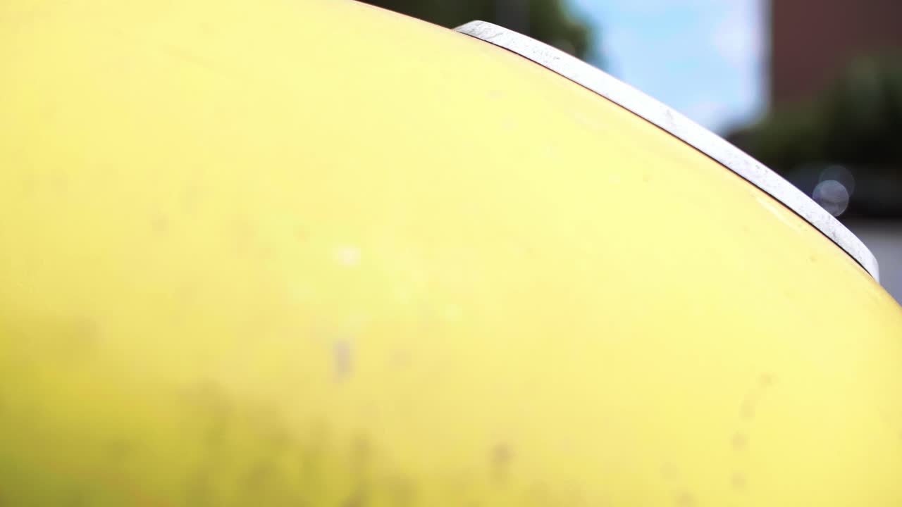 사람 이 빈 플라스틱 병 을 재활용통 에 넣고 있다