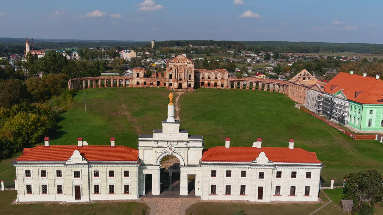 Vista de drone do Palácio Ruzhany com ruínas e edifícios restaurados, Bielorrússia