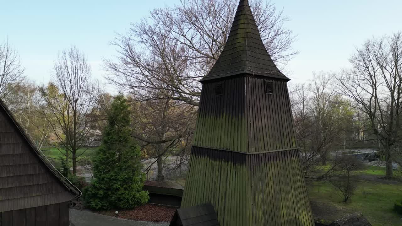 중세 시대의 오래된 역사적인 종탑, 공원에서 나무로 만들어진 - 드론 뷰 4k