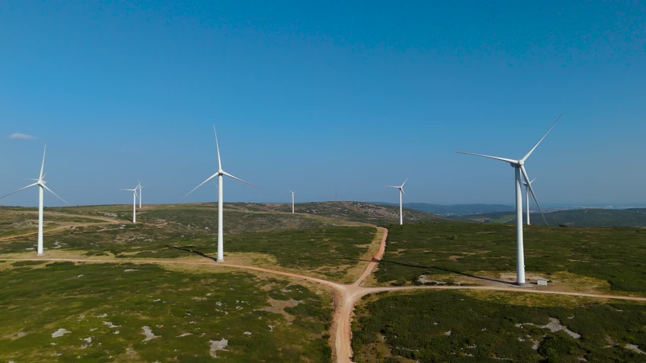 tiro de extracción lenta de un gran parque eólico con molinos de viento que no generan energía