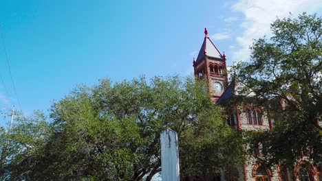 Antiguo-Edificio-Del-Condado-En-Texas-Por-Encima-De-Los-árboles