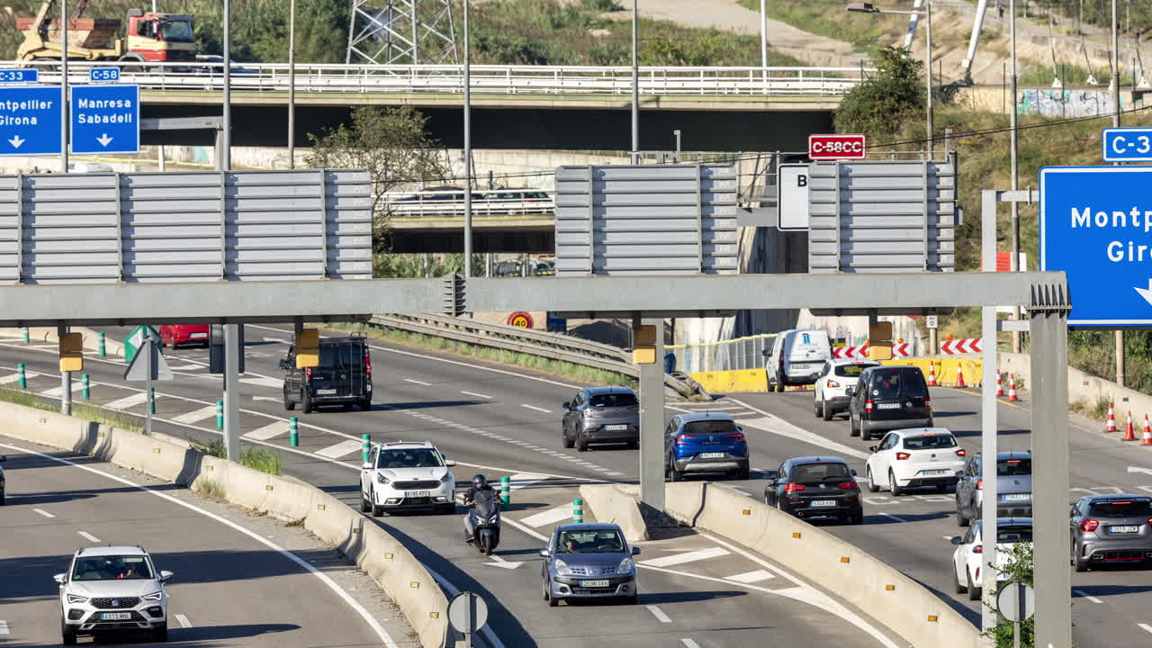 저녁 퇴근 시간 바르셀로나 고속도로의 교통 흐름 타임랩스