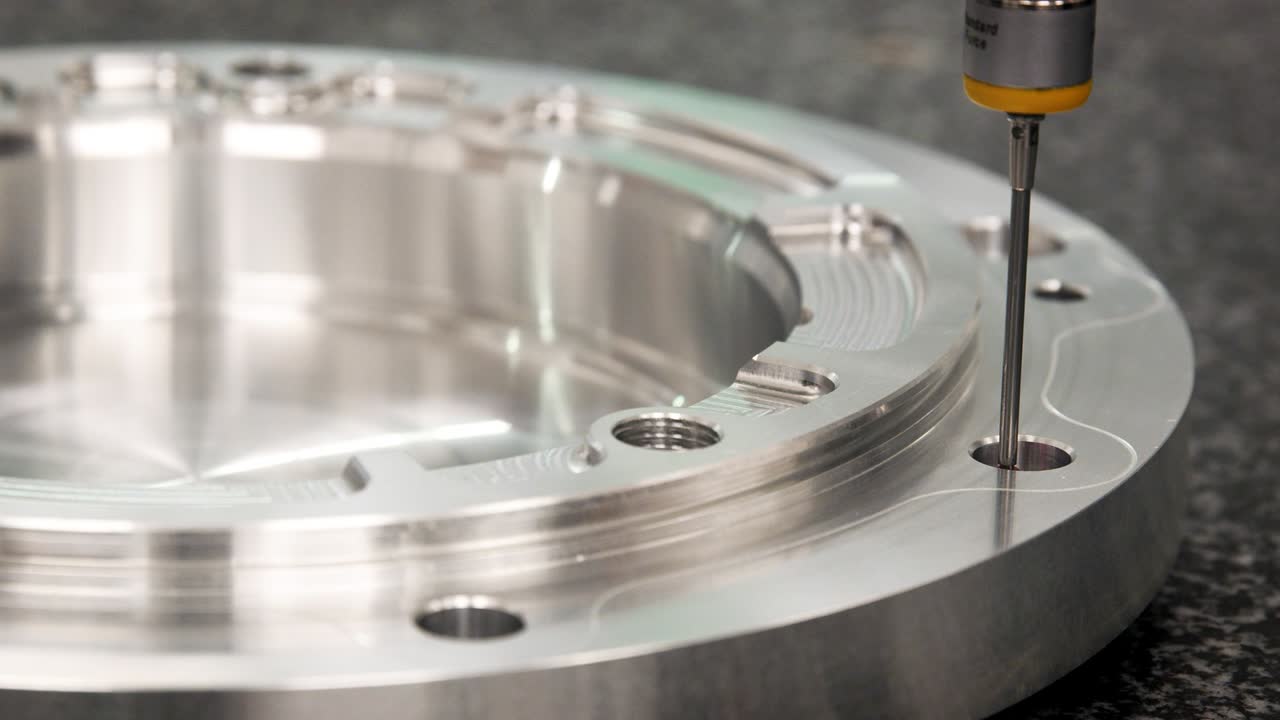 엔지니어링 공장에서 정밀 측정 기계 검사 구성 요소의 클로즈업