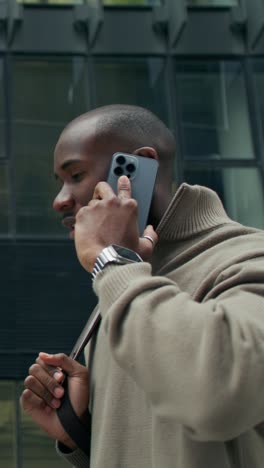 hombre hablando en teléfono inteligente en la ciudad