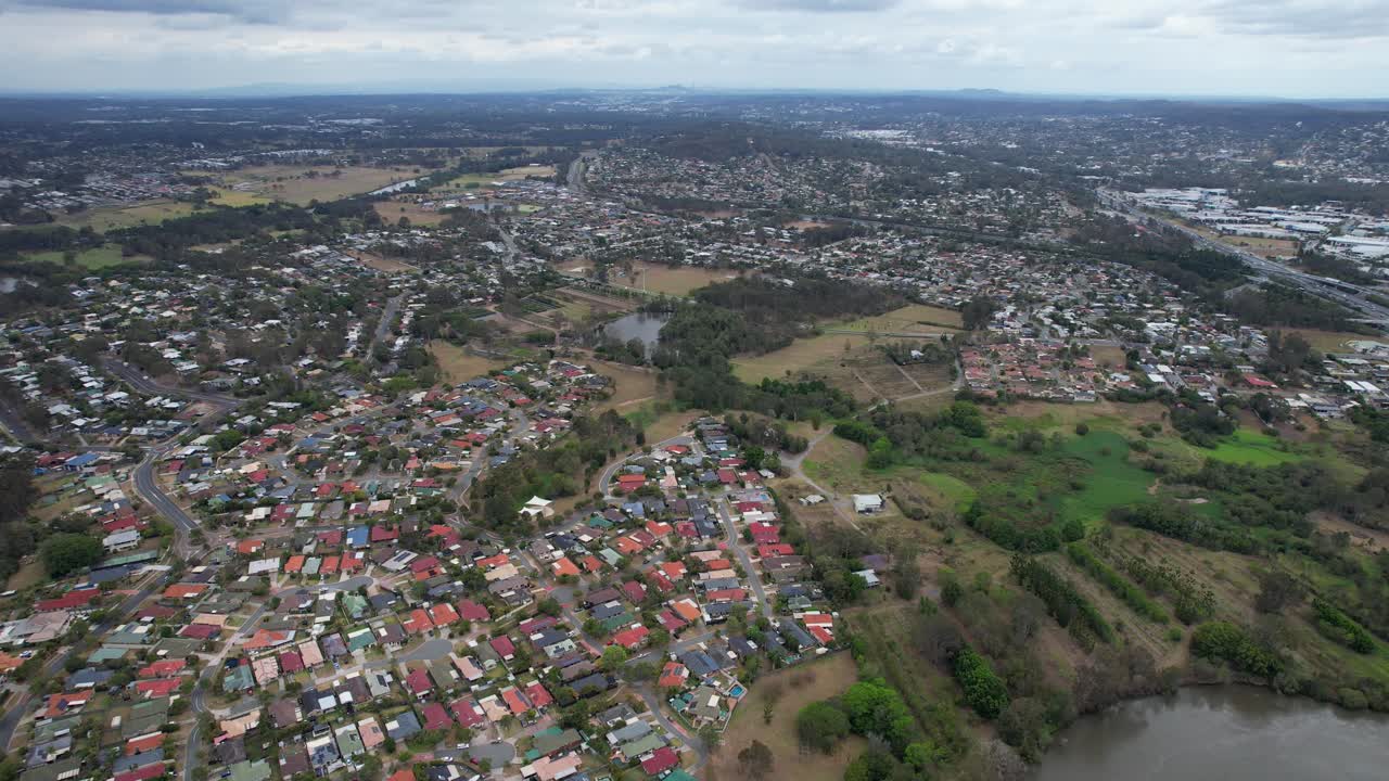 vista aérea del suburbio de loganholme en la orilla del río