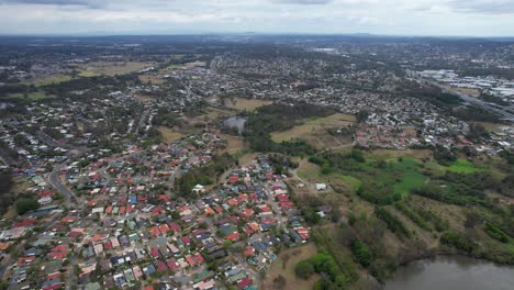 Vista-Aérea-Del-Suburbio-De-Loganholme-En-La-Orilla-Del-Río