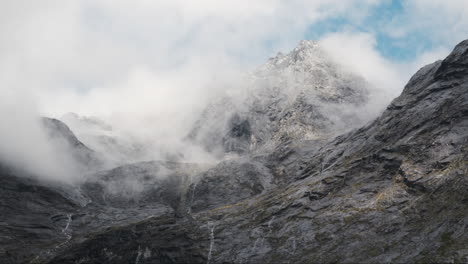 majestuoso pico de la montaña envuelto en nubes etéreas y niebla