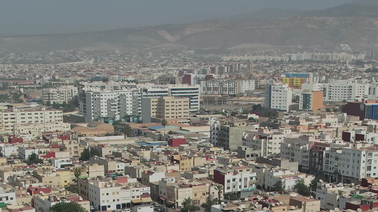 Una vista aerea di una città marocchina mostra file di edifici e strade