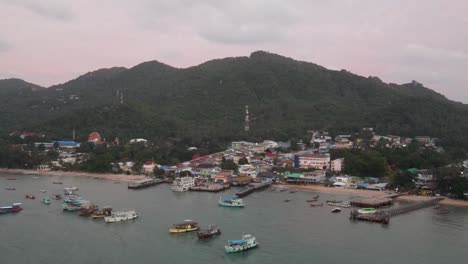 Luftaufnahme-Von-Booten,-Die-Am-Koh-Tao-Pier-Festgemacht-Und-Angedockt-Haben