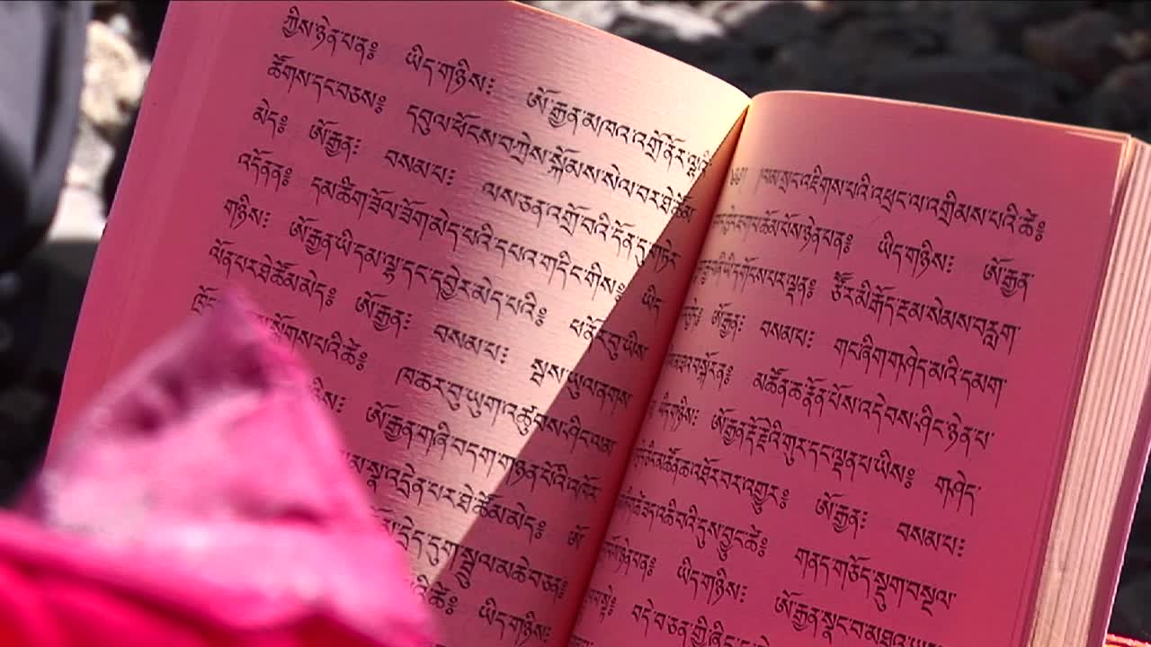 Chanting to open prayer book