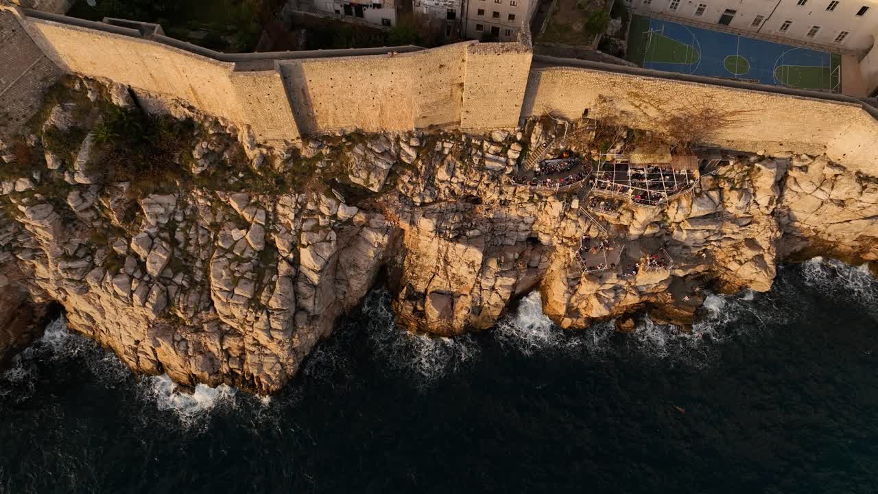두브로브니크 구시가지 절벽에 있는 레스토랑, 공중 사진