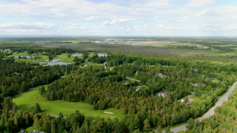 Gran-Vista-Aérea-Del-Bosque-Y-Un-Campo-De-Golf-A-La-Vista