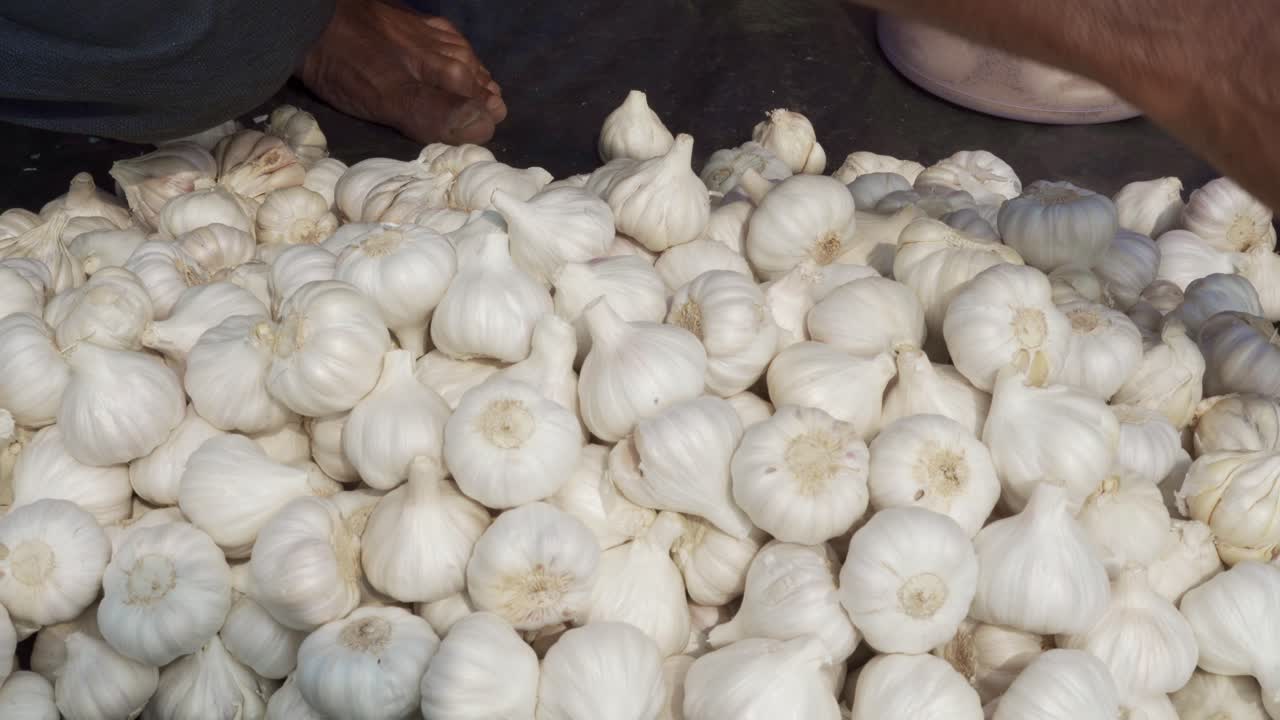 시장 의 테이블 에 쌓인  ⁇  마늘, 마늘 을 분리 하는 것
