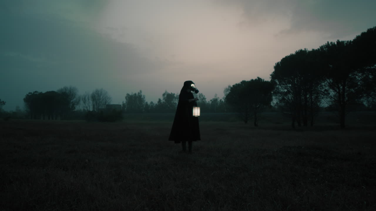 Il mistero di un uomo che cerca il terrore all'ingresso di una foresta, notte di Halloween.