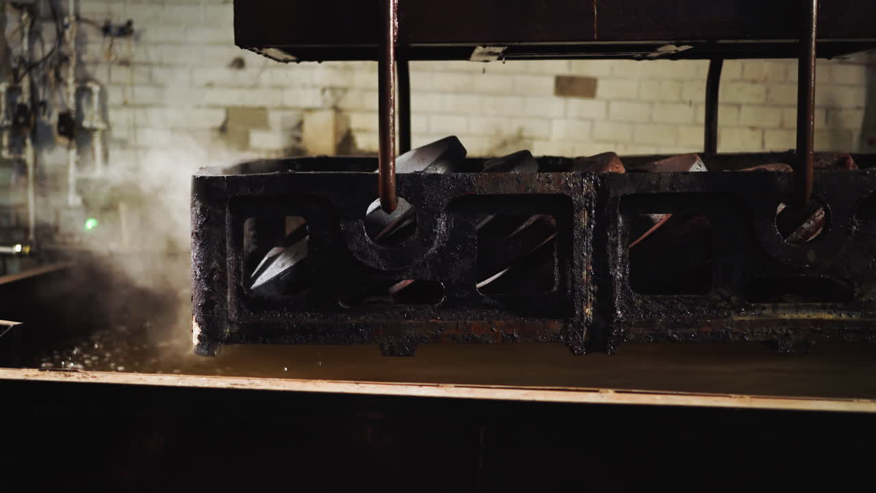 굴착 크에서 녹은 강철에서 나오는 증기의 클로즈업, 산업 용접실 설정, 물로 가득 찬 용접실 용접실에서 냉각되는 증기되는 뜨거운 강철 캐스팅