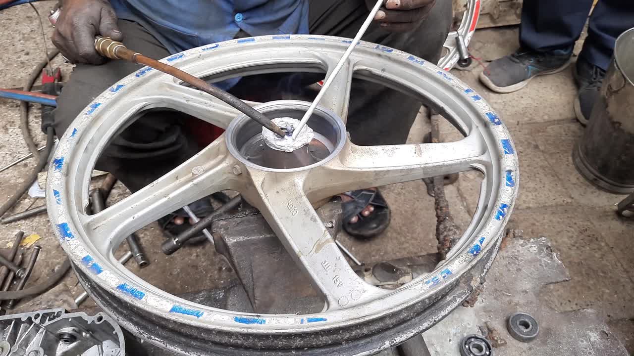 수리, 유지 보수, 가스 용접, 베어링 공간 수리를 준비하는 남자 바퀴