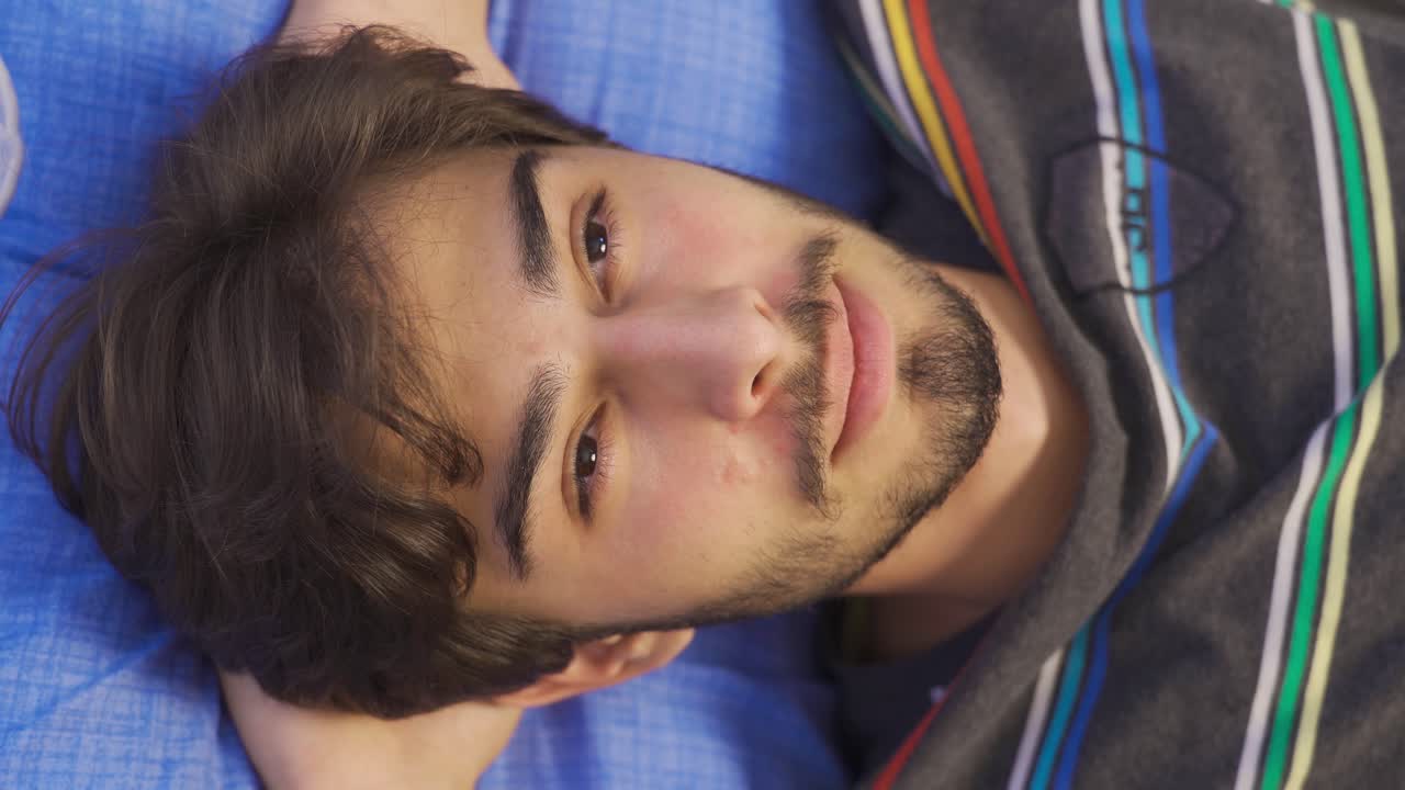 sonriendo, sintiéndome bien. la vida es buena.