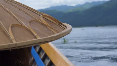 sombrero de bambú tradicional de myanmar en persona navegando por el lago inle