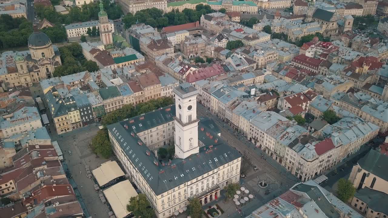 video aéreo de la ciudad europea de lviv, ucrania. plaza rynok, ayuntamiento central, iglesia dominicana