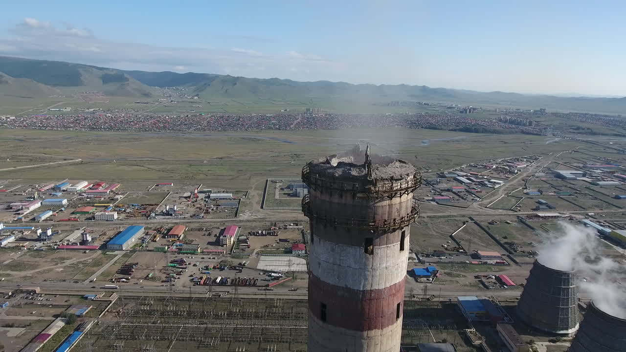 열 코일 발전소의 연료 가스 스택 굴 주변을 날아다니는 드론.