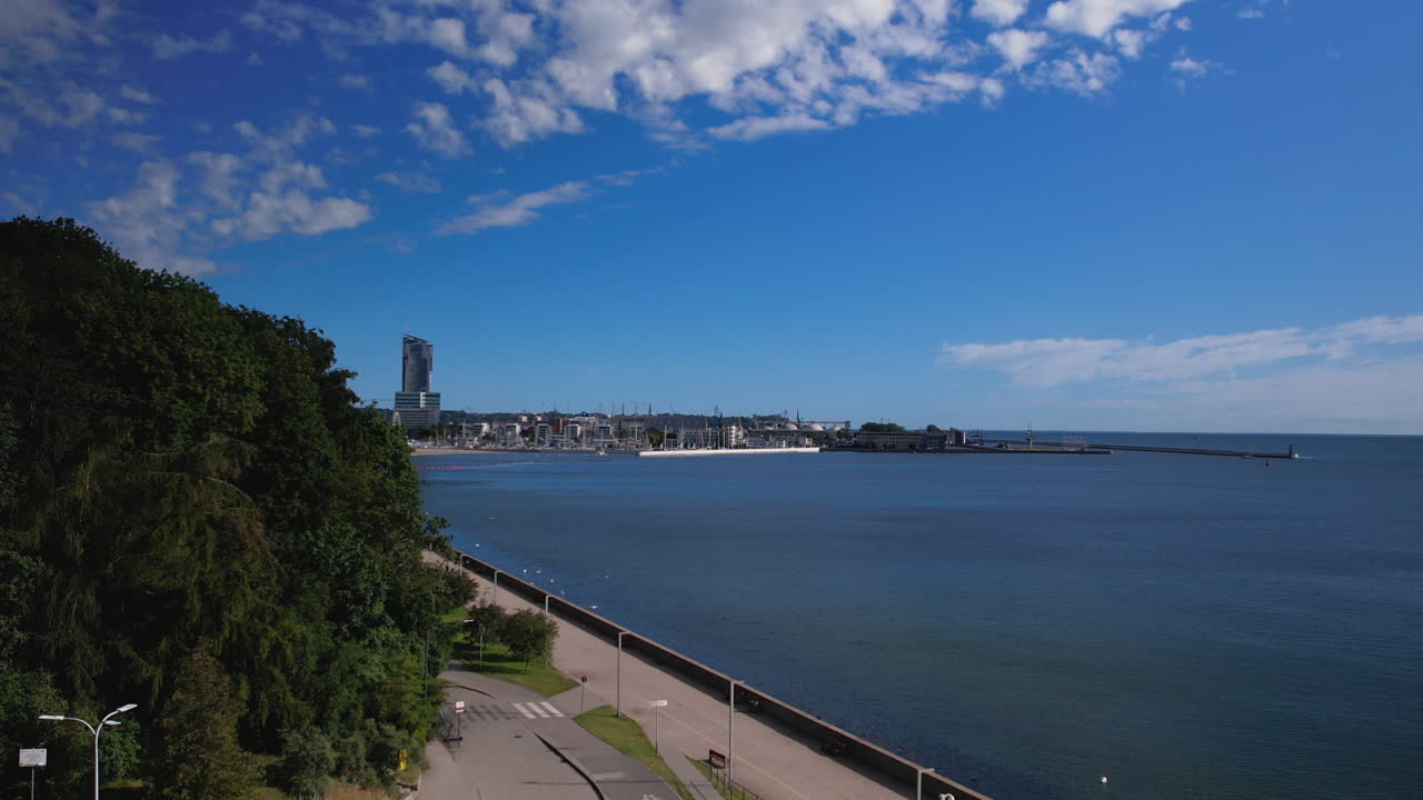 hermoso paisaje en el bulevar junto al mar con vista de los edificios de la ciudad en el fondo, gdynia, polonia