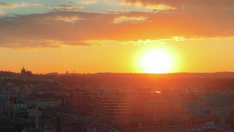 Vuelo-De-Drones-Sobre-El-Horizonte-De-Praga-Al-Atardecer-Con-El-Castillo-De-Praga