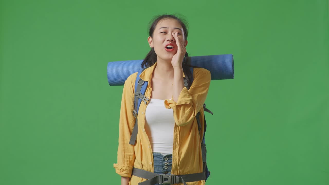 배낭과 젊은 여자