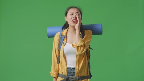 배을 들고 있는 젊은 여성